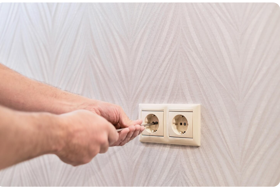 papier_peint_et_prise_electrique